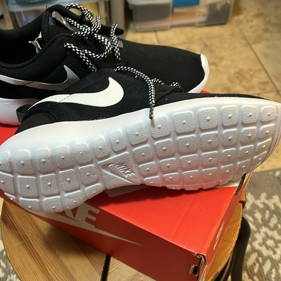 Brand new Nike Roshe One sneakers! - Picture 5 of 7